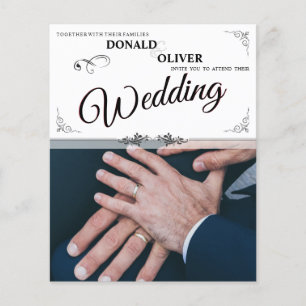 Mains d'un couple gay de mariage avec des anneaux