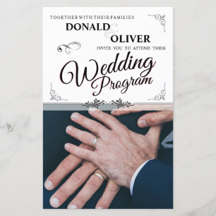 Mains d'un couple gay de mariage avec des anneaux