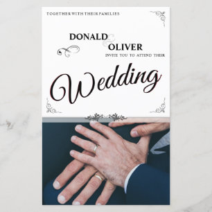 Mains d'un couple gay de mariage avec des anneaux