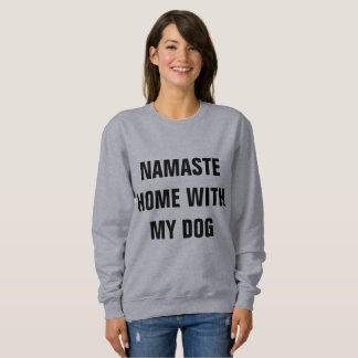 Maison de Namaste avec mon sweatshirt de chien