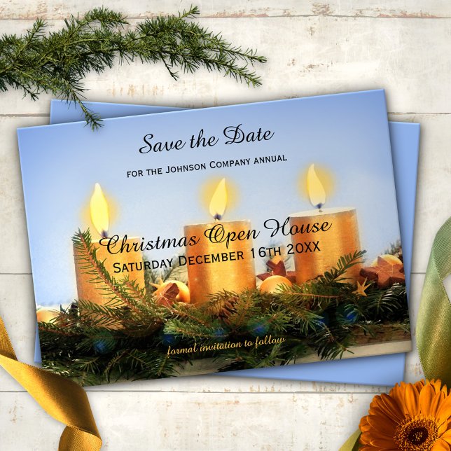 Maison ouverte de Noël Enregistrer la carte de dat (Save the Date card for a Christmas or Holiday party, featuring golden candles and pine twigs)