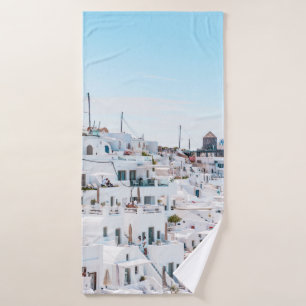 Maisons en béton blanc sous ciel bleu en journée