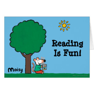 Maisy lit son livre de bibliothèque dehors