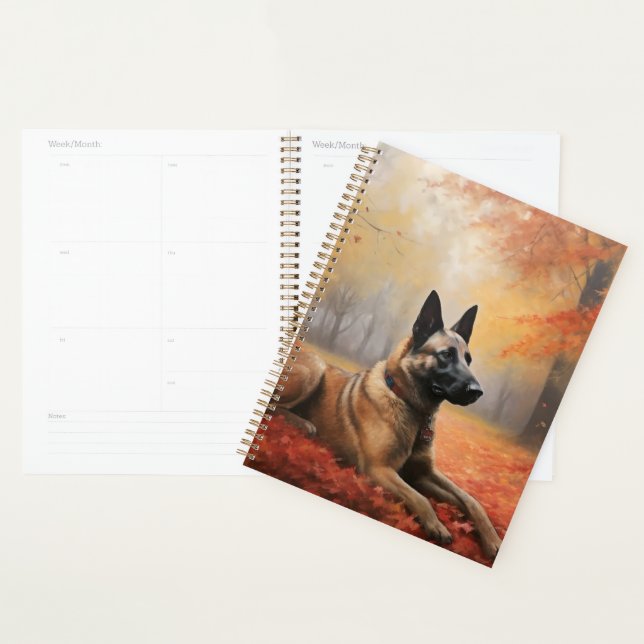 Malinois belge dans les feuilles d'automne qui tom (Devant avec enveloppe)