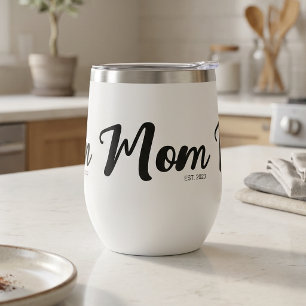 Maman a établi le nouveau cadeau pour maman