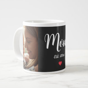 Maman a établi un mug avec un script blanc et un c