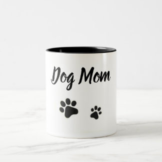 Maman de chien avec la tasse d'empreintes de