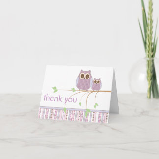 Maman Owl et hibou de bébé dans le Merci pourpre