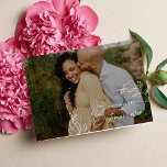 Maman sera Carte photo de la fête des mères<br><div class="desc">Le devant de cette carte de fête des mères pour la future maman est une élégante toile de fond de photo personnalisée avec des détails délicats de fleurs blanches, créant une ambiance sereine et paisible. L'expression "tu vas être la meilleure mère de tous les temps" est bien visible, témoignant de...</div>