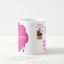 Mamie de mamie accroche une tasse d'escroc