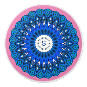 Mandala bleu sur rose avec une première poignée de