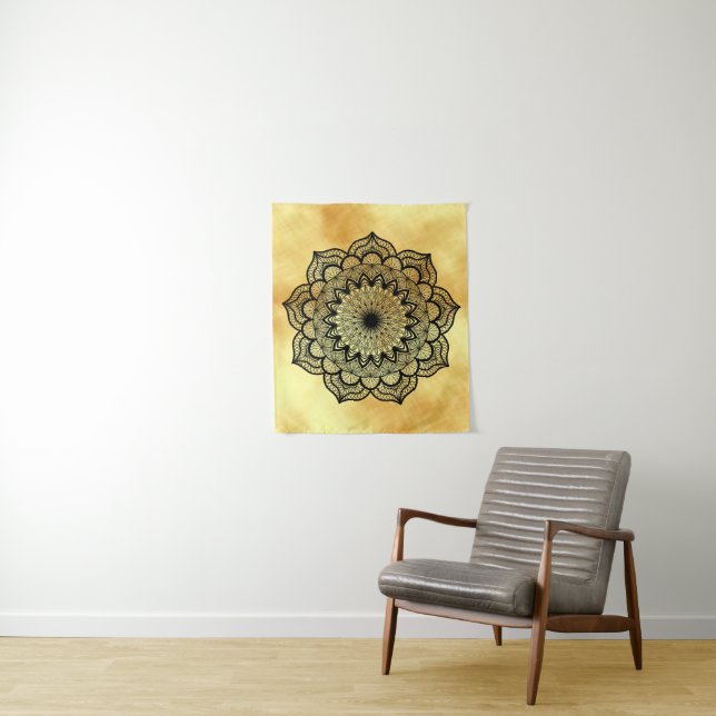Mandala noir sur fond doré petite tapisserie (En situation)