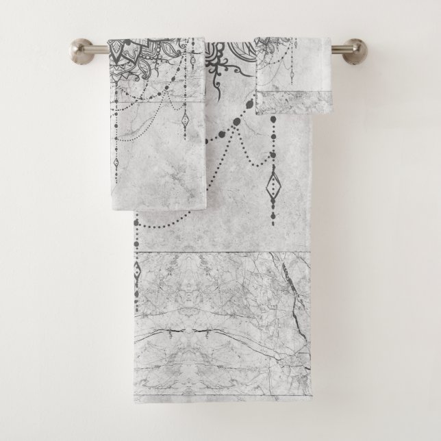 Mandala sur Serviette de bain en marbre argenté (En situation)