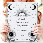 Manifestation du nom personnalisé du soleil et de<br><div class="desc">Ce design inspirant présente des éléments célestes comme le soleil, la lune et les étoiles, entourés d'élégantes illustrations de tournesol dans un style minimaliste noir et blanc. L'expression "Rêves cosmiques et objectifs quotidiens" ajoute une touche de motivation, encourageant l'attention et l'intention. Personnalisé avec un nom et une année personnalisés, il...</div>