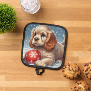 Manique Cocker Spaniel Chiot posé sur la neige avec une ba