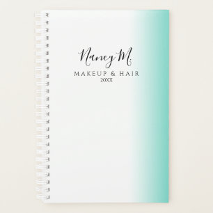 Maquillage et cheveux blancs à la menthe minimalis