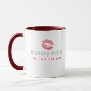 Maquilleur drôle avec une tasse de bout de tueur