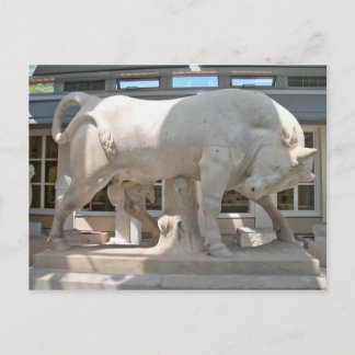 Marble Bull sur une carte postale à haut piédestal