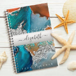 Marbre aquarelle argent turquoise orange script<br><div class="desc">Une bande de papier brillant et faux argenté avec votre nom de typographie de script recouvre un riche arrière - plan d'aquarelle couleur bleu turquoise et jaune orangé, veiné d'argent, sur ce planificateur annuel chic, élégant, tendance, de nom personnalisé. Personnalisez avec votre nom. Ce planificateur est disponible en 2 tailles...</div>