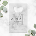 Marbre blanc Classé Salons Personnalisés<br><div class="desc">Ajoutez une touche personnelle à votre mariage grâce à l'ouvre-bouteille personnalisé des groomsmen carte de crédit. Ce ouvre-bouteille présente le nom personnalisé du marionnettiste avec titre et date mariage en gris et monogramme en gris clair comme arrière - plan, dans le style de police serif classique, sur arrière - plan...</div>