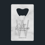 Marbre blanc Script Nom du Groomsman personnalisé<br><div class="desc">Monogramme et cadeaux de nom minimaliste moderne Ce design présente le nom de marionnettiste personnalisé en gris moderne écriture de texte style de police et monogramme en gris clair moderne sans serif style de police comme arrière - plan, avec des détails mariages en gris moderne sans serif style de police,...</div>