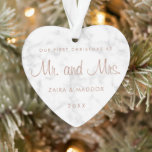 Marbre moderne Rose or Notre premier Noël<br><div class="desc">Vous êtes-vous marié cette année ? Ajoutez un souvenir à votre arbre avec cet ornement moderne et élégant de conservation avec les mots "Notre premier Noël en tant que Monsieur et Madame" dans un faux script rose en or sur un arrière - plan gris et blanc en marbre. Utilisez le...</div>