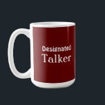 Marcheuse désignée Funny Mug rouge<br><div class="desc">Une tasse amusante avec le texte "Désigné Talker". ENTIÈREMENT PERSONNALISABLE. Vous pouvez modifier la police,  la couleur de police et la couleur arrière - plan. Si vous avez besoin d'aide pour votre personnalisation,  demandez-nous.</div>