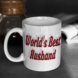Mari avec tasse de café en demi-texte bordeaux