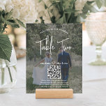 Mariage Bienvenue 2 Photos et codes QR Numéro de t<br><div class="desc">Bienvenue invités à votre réception de mariage avec une photo moderne chic personnalisée et des cartes de numéro de table QR Code. Les images et le libellé sont simples à personnaliser, et peuvent être différents ou identiques à l'avant et à l'arrière. Si vous préférez, changez "capter l'amour" en "fonds lune...</div>