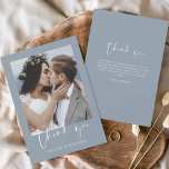 Mariage bleu-dusté minimaliste Photo Merci<br><div class="desc">Mariage bleu Dusty Merci Cartes qui ont une photo sur l'avant et l'arrière. Les cartes de remerciement contiennent une typographie de script moderne,  lettrée à la main,  qui sont élégantes,  simples et modernes à utiliser après la célébration du mariage.</div>