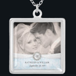 Mariage - Bridal Blue Monogram Pendentif photo<br><div class="desc">AJOUTEZ VOTRE PHOTO — Pendentif photo Mariage élégant et romantique. Vintage charme baroque bleu damassé avec ruban victorien et monogramme. Il suffit d'ajouter les noms et la date du mariage de la Mariée et de la Salle pour créer un cadeau unique et unique pour le couple mariage spécial. Fait également...</div>