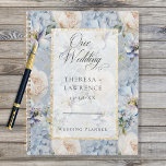 Mariage de cadre bleu et blanc floral rustique<br><div class="desc">Ce design présente un beau motif floral rustique bleu et blanc pervent doux sur un arrière - plan d'âge bleu perwinkle poussiéreux. Le texte s'affiche sur une zone de texte transparente blanche et souple avec un cadre de parties scintillant en faux or. le dos continue le motif floral. Ce planificateur...</div>
