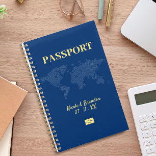 Mariage de destination avec passeport bleu et jaun