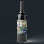 Mariage de luxe : Étiquettes de vin Peacock en ver<br><div class="desc">Imaginez une série de étiquettes de vin avec des représentations de paons en vitrail. Chaque étiquette est une oeuvre d'art miniature, capturant la beauté majestueuse de ces magnifiques oiseaux dans des couleurs vives et des lignes délicates qui rappellent l'artisanat traditionnel du vitrail. Le point central de chaque étiquette est un...</div>