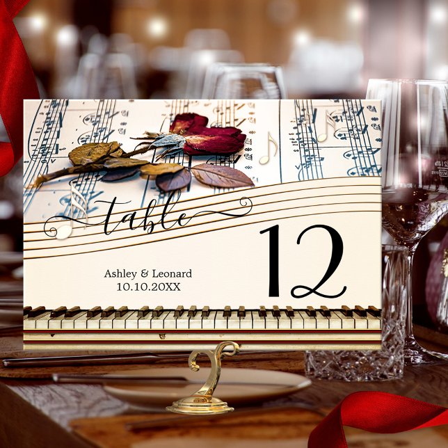 Mariage de musique Rose romantique Carte Numéro de (Wedding table number card featuring a romantic rose on a music sheet with a keyboard design)