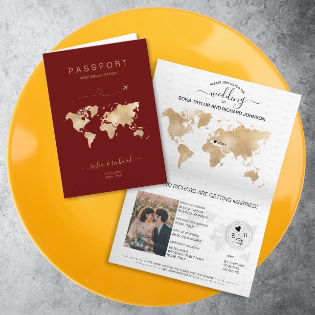 Mariage Destination Passport Carte du monde Modern (burgundy passport wedding invitation with golden world map)