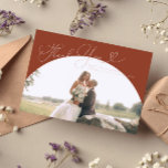 Mariage en Arc de terre Merci Script<br><div class="desc">Elégant et minimaliste mariage merci carte photo avec une grande arche en terre cuite avec une police de script qui dit "merci" en haut. Vous pouvez ajouter une deuxième image au dos avec un message.</div>