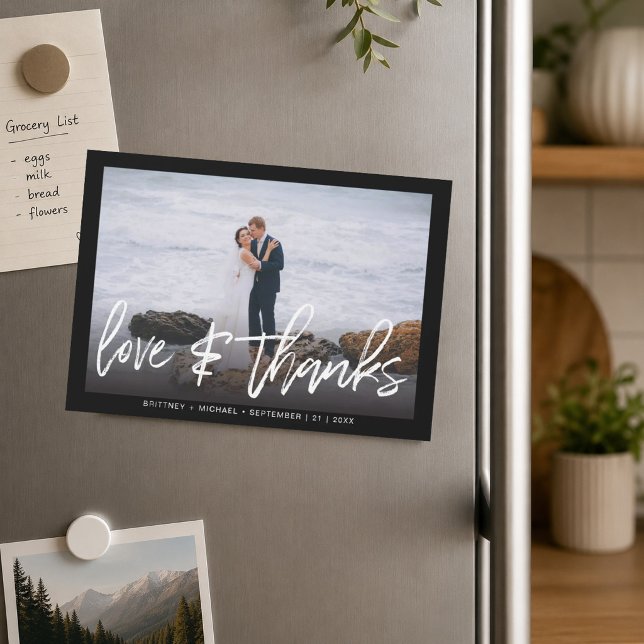 Mariage Moderne avec Lettre Main Photo Amour & Rem (Express your sincere gratitude with sophisticated, contemporary style thank you magnet.)