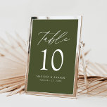 Mariage moderne élégant vert olive Numéro de table<br><div class="desc">Cartes de numéro de table mariage tendance et minimaliste avec lettrage blanc avec "Table" dans le script de calligraphie moderne. Le design est composé d'un arrière - plan vert olive ou d'une couleur de votre choix. Le dessin se répète à l'arrière. Pour commander les cartes de table : ajoutez votre...</div>