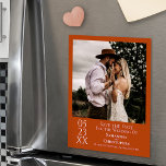Mariage moderne Enregistrer la date Photo Orange M<br><div class="desc">Cette carte magnétique est une excellente façon de faire savoir à vos amis et à votre famille de sauvegarder la date pour votre prochain mariage. Dispose d'un design simple, moderne, artistique, minimaliste avec une photo carré sur un arrière - plan orange citrouille rouille avec texte blanc. La date est affichée...</div>