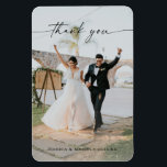 Mariage Moderne Merci Magnet photo<br><div class="desc">Faites savoir à tout le monde à quel point vous les avez appréciés comme faisant partie de votre grande fête avec cette photo mariage magnet keepsaké! Ajoutez facilement votre photo de mariage préférée et modifiez vos détails.</div>
