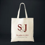 Mariage Monogramme Sac fourre-tout invité Favorise<br><div class="desc">Sac fourre-tout de toile élégant, avec le monogramme de la mariée et du marié fait en bordeaux et gris clair, avec la date et l'emplacement du mariage, au fond. Personnalisez tout le texte en fonction de vos besoins. Parfait pour porter tout le sac pour vos invités mariages, ajouter peu de...</div>