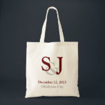 Mariage Monogramme Sac fourre-tout invité Favorise<br><div class="desc">Sac fourre-tout de toile élégant, avec le monogramme de la mariée et du marié fait en bordeaux et gris clair, avec la date et l'emplacement du mariage, au fond. Personnalisez tout le texte en fonction de vos besoins. Parfait pour porter tout le sac pour vos invités mariages, ajouter peu de...</div>