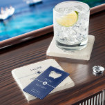 Mariage nautique bleu et blanc Groomsman cadeau<br><div class="desc">Ouverture bouteille cadeau de mariage avec thème nautique pour personnaliser pour n'importe quel membre de votre mariage. Le texte personnalisé inclut votre nom d'invité, votre rôle ou relation et, le nom de la mariée et du marié et leur date de mariage. Si vous voulez vous aventurer dans l'outil de design,...</div>