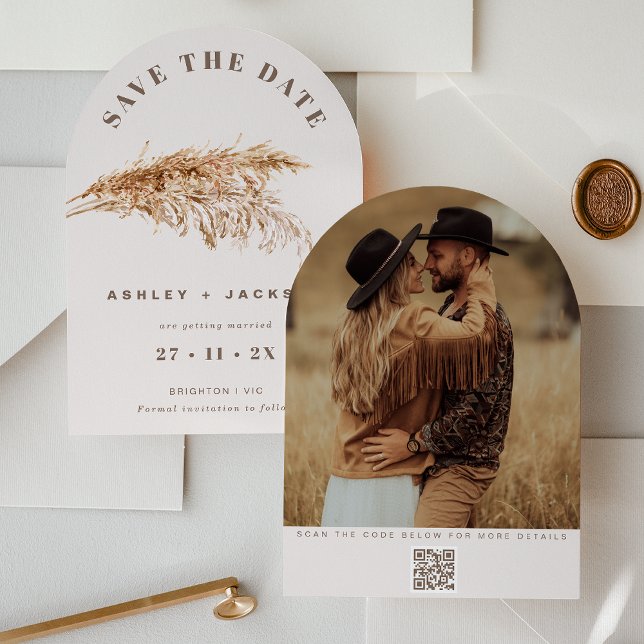 Mariage Pampas Grass Moderne Enregistrer La Carte  (Boho Beige Pampas Grass Save The Date Card Wedding Couples Photo, QR code, Modern Arch Save The Date)