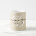 Mariage personnalisé Mug<br><div class="desc">Vous cherchez un cadeau de mariage spécial ? Personnalisez cette tasse de café pour les jeunes mariés ou pour un anniversaire.</div>