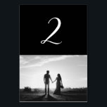 Mariage photo en noir et blanc Numéro de table<br><div class="desc">Un magnifique script de calligraphie noir et blanc présentant la photo du couple. Un design photo mariage moderne avec des éléments minimalistes simples. Un design de numéro de table moderne mariage idéal pour toute personne qui aime la calligraphie script, les conceptions noir et blanc et la papeterie photo mariage. Des...</div>