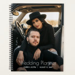 Mariage photo personnalisé<br><div class="desc">Wedding planner avec votre photo préférée sur le devant et personnalisée avec vos détails en lettres chic. Le planificateur comprend des mises en page mensuelles et hebdomadaires, 12 mois, 60 pages avec couverture souple laminée à l'avant et à l'arrière. CHOISISSEZ un revêtement souple ou dur, la couleur de la colonne...</div>