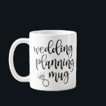 Mariage Planning Mug Script Police Diamond Ring<br><div class="desc">Cette tasse comporte une bague en diamant et les mots "mariage planning mug" dans une police de script ludique. Un cadeau parfait pour la future mariée pour l'amener à travers la planification mariage stressante !</div>