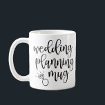 Mariage Planning Mug Script Police Diamond Ring<br><div class="desc">Cette tasse comporte une bague en diamant et les mots "mariage planning mug" dans une police de script ludique. Un cadeau parfait pour la future mariée pour l'amener à travers la planification mariage stressante !</div>